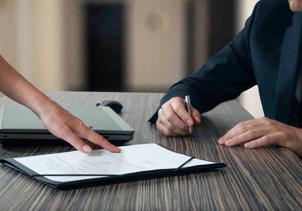 Призупинення дії трудового договору: підстави та порядок документального оформлення